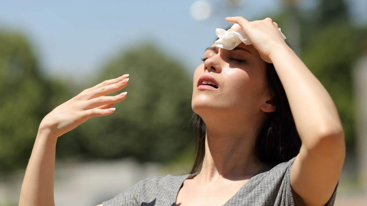 What causes heat stroke in summer